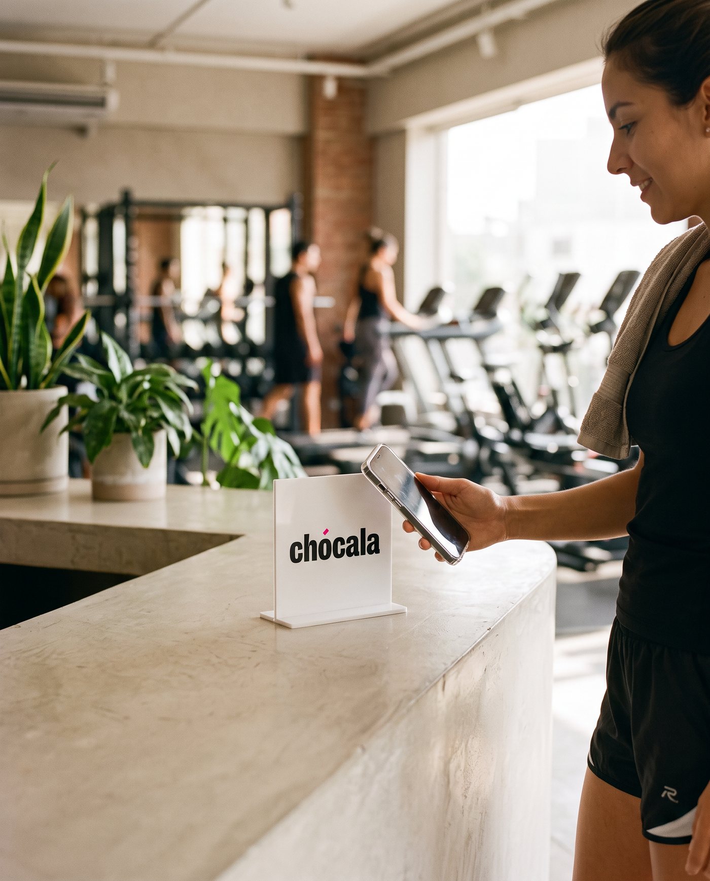 Recepción de gimnasio con soporte blanco de Chócala
